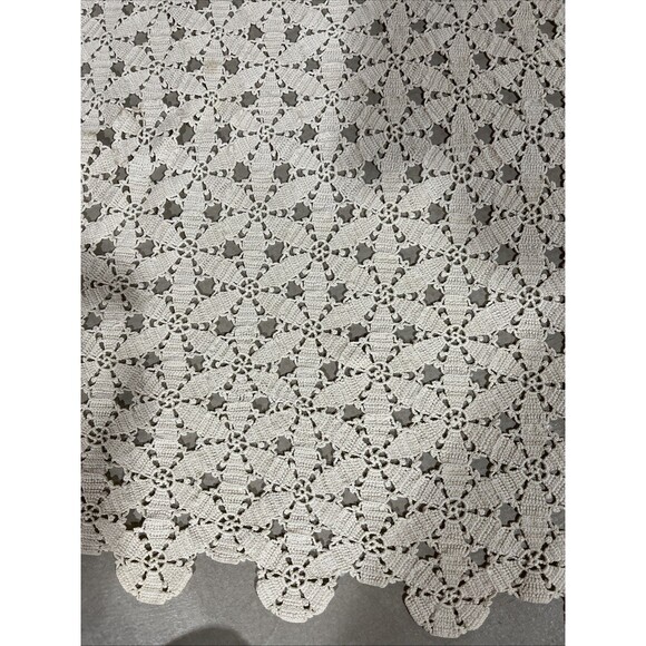 Vintage Hand Crochet Lace Tablecloth Ecru 72”x48” Scalloped Edge - Picture 4 of 6
